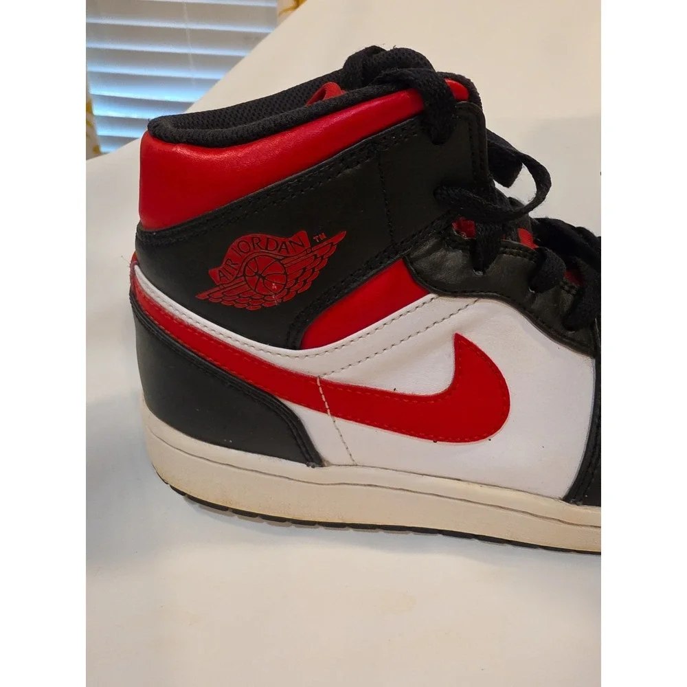 Jordan 1 Mid| Nike | Bred Toe | Size 8.5 | Pre-loved-great Condition